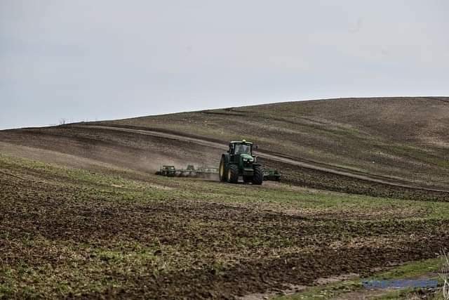 Ukrajinští farmáři v neprůstřelných vestách znovu zasévají svá pole.