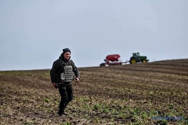 Ukrajinští farmáři v neprůstřelných vestách znovu zasévají svá pole.