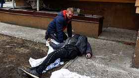 Válka na Ukrajině: Sergej (26) pohřbívá svého kamaráda v Buči (5. 4. 2022).