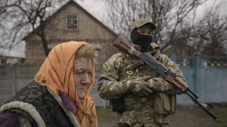 Podívejte se na 15 silných fotografií z války na Ukrajině, které připomínají realitu konfliktu Podívejte se na 15 silných fotografií z války na Ukrajině, které připomínají realitu konfliktu