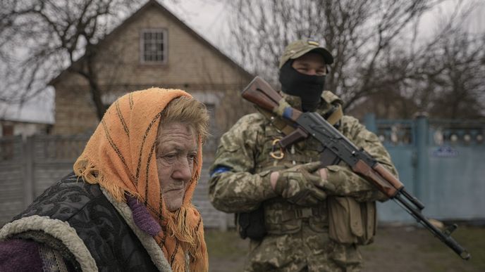 Žena čeká na rozdávání potravin ve vesnici Motyžyn na Ukrajině, která byla pod kontrolou ruských vojsk. (3. 4. 2022) Žena čeká na rozdávání potravin ve vesnici Motyžyn na Ukrajině, která byla pod kontrolou ruských vojsk. (3. 4. 2022)
