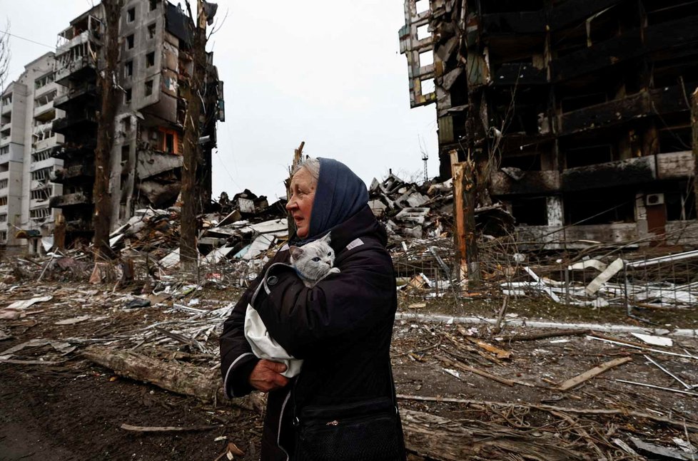 Válka na Ukrajině: Nina (77) se prochází ve zničené Borodyance (5.4.2022)