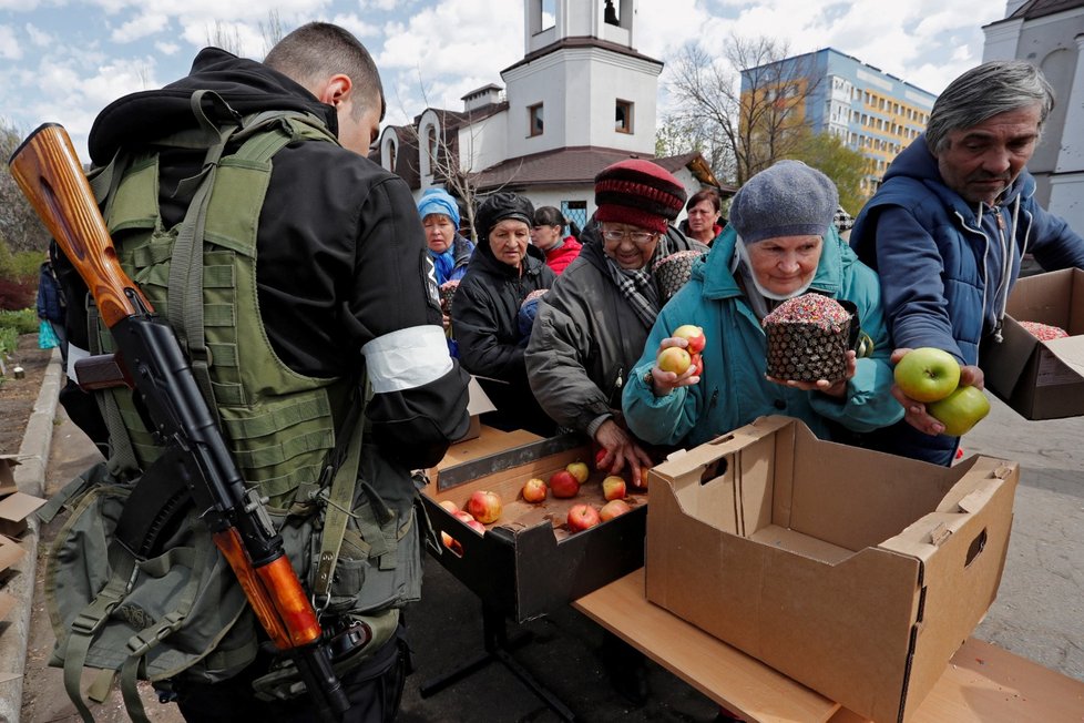 Mariupol: Proruští bojovníci rozdávali k Velikonocům jablka a koláče.