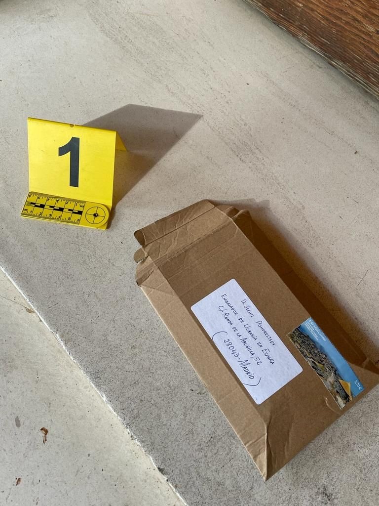 Zakrvavený balíček dorazil i na ukrajinské velvyslanectví v Madridu (2.12.2022)