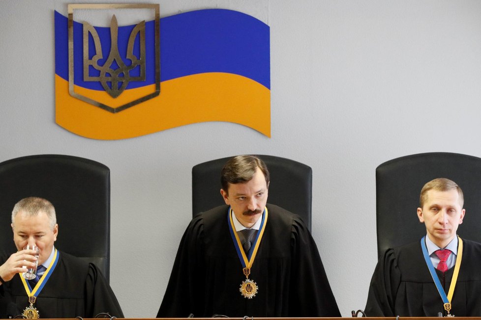Soudce čte rozsudek v procesu s Viktorem Janukovyčem. Za napomáhání agresivní válce proti Ukrajině byl bývalý prezident žijící nyní v ruském exilu odsouzen k třinácti letům (24. 1. 2018).