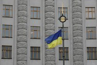 „Živý odtud neodejdu!“ Muž s granátem děsil v sídle vlády v Kyjevě, hrozí mu 15 let