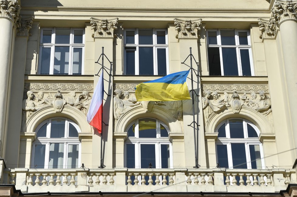 Jihomoravský kraj vyvěsil na budově krajského úřadu v Brně vlajku Ukrajiny jako výraz podpory země v konfliktu s Ruskem (23. 2. 2022)
