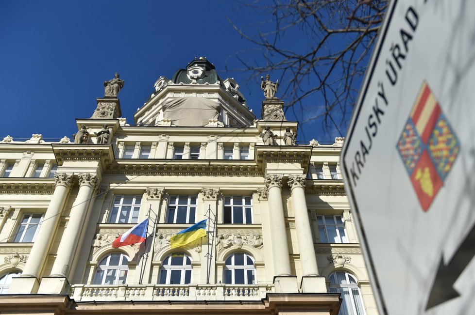 Jihomoravský kraj vyvěsil na budově krajského úřadu v Brně vlajku Ukrajiny jako výraz podpory země v konfliktu s Ruskem (23. 2. 2022)