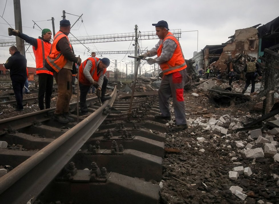 Rozbombardované nákladové nádraží Charkov (28. 9. 2022).