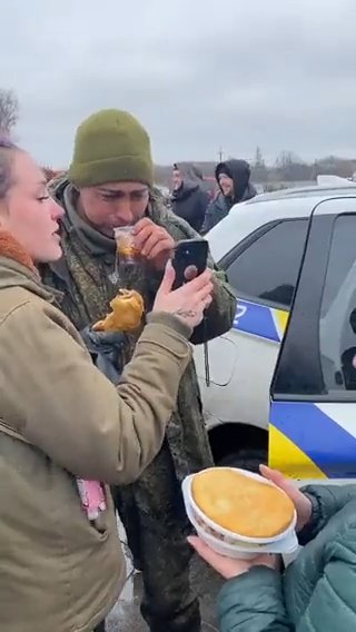 Mladý ruský voják složil zbraně a vzdal se. Ukrajinci mu dali teplý čaj a jídlo a nechali ho zavolat své matce.