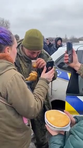 Mladý ruský voják se složil zbraně a vzdal se. Ukrajinci mu dali teplý čaj a jídlo a nechali ho zavolat své matce.