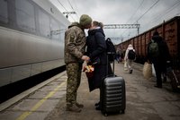 ONLINE: Pokud padne Ukrajina, budeme mít Rusko na hranicích, varuje Lipavský! A dojemné návraty vojáků z fronty