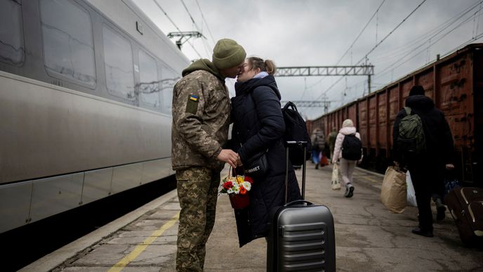 Ukrajinské vánoce 2023: Někteří ukrajinští vojáci se z fronty ydali za svými manželkami a přítelkyněmi