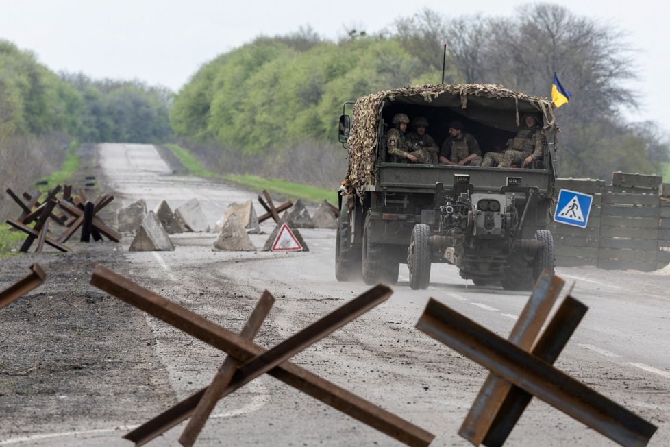 Ukrajinští vojáci jedou na frontu. Charkovská oblast, 23. dubna 2022.