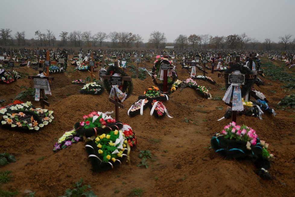 Hroby ukrajinských vojáků v Chersonu (17. 11. 2022)