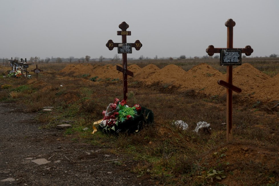 Hroby ukrajinských vojáků v Chersonu (17. 11. 2022)