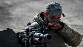 Ukrajinští vojáci se připravují v boji východně od Kyjeva (20. 3. 2022).