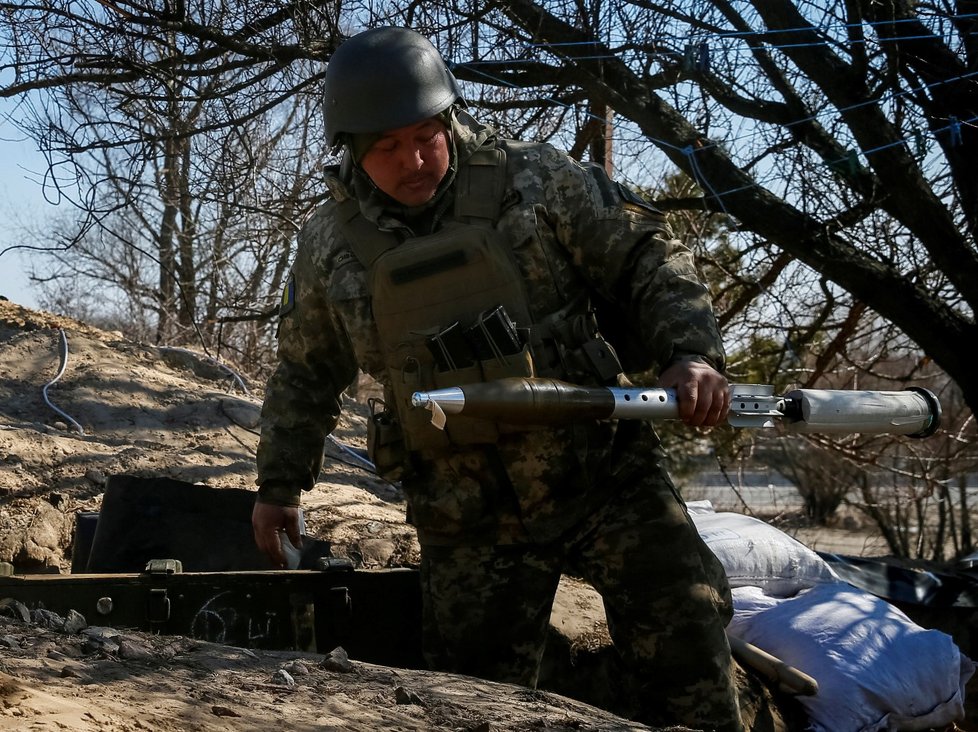 Ukrajinští vojáci se připravují v boji východně od Kyjeva (20. 3. 2022)