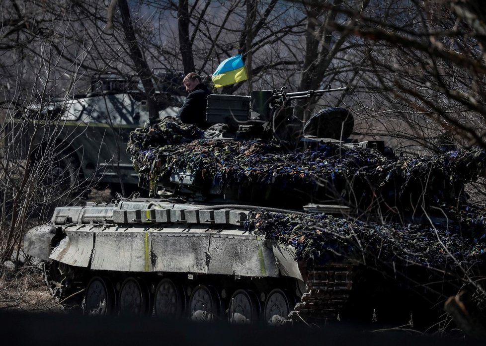 Ukrajinští vojáci se připravují v boji východně od Kyjeva (20. 3. 2022)
