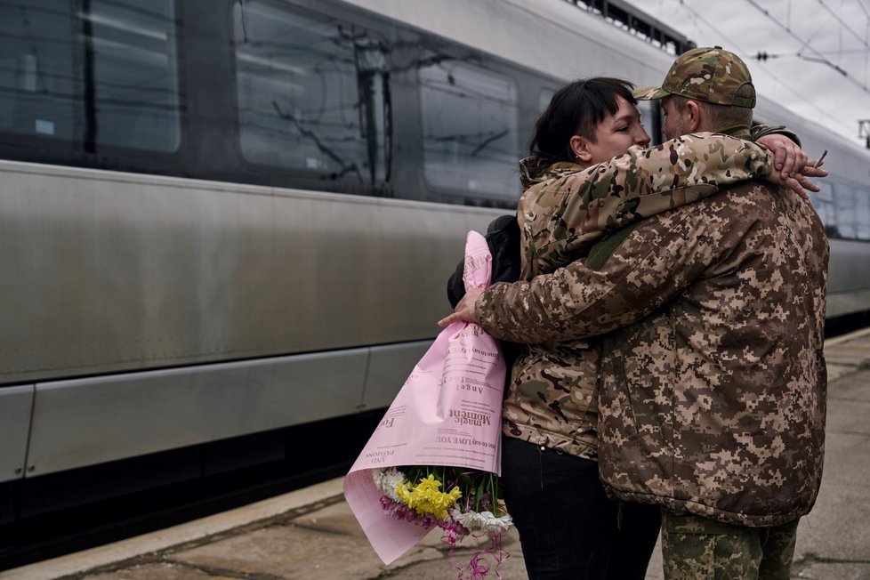 Dojemná setkání na nádraží poblíž fronty v Doněcké oblasti (29. 3. 2023)