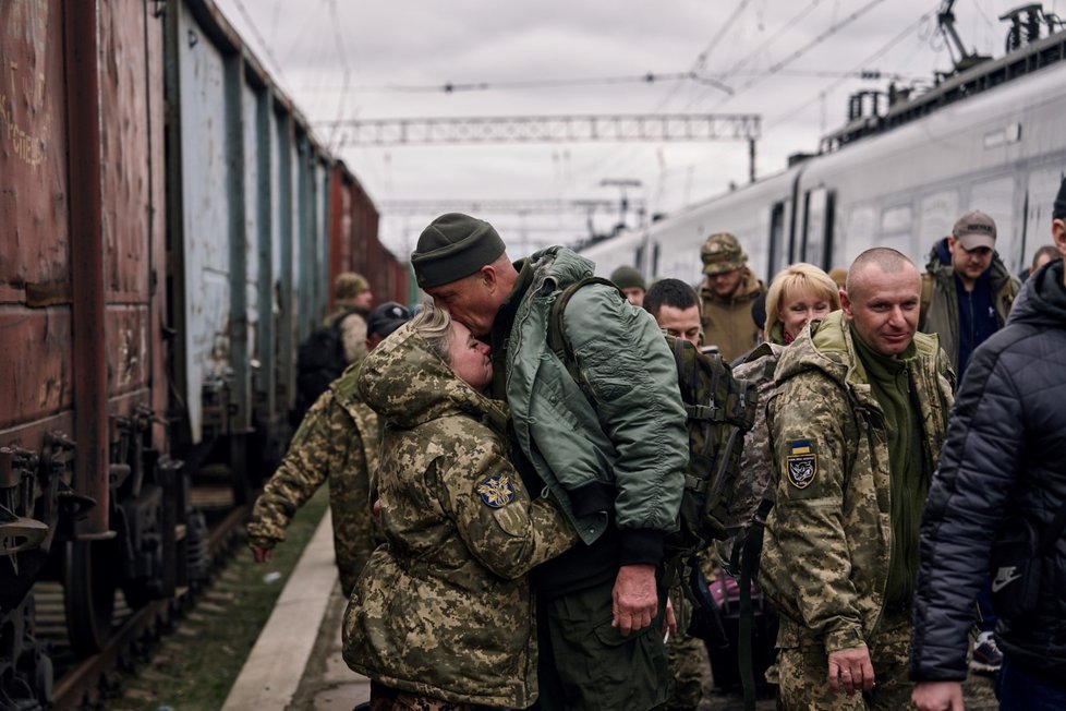 Dojemná setkání na nádraží poblíž fronty v Donětské oblasti (29. 3. 2023)