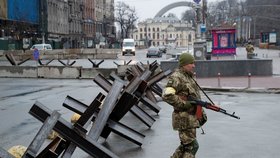 Ukrajinští vojáci pokládají protitankové zábrany poblíž kyjevského Náměstí Nezávislosti známého jako Majdan. (3. 3. 2022)