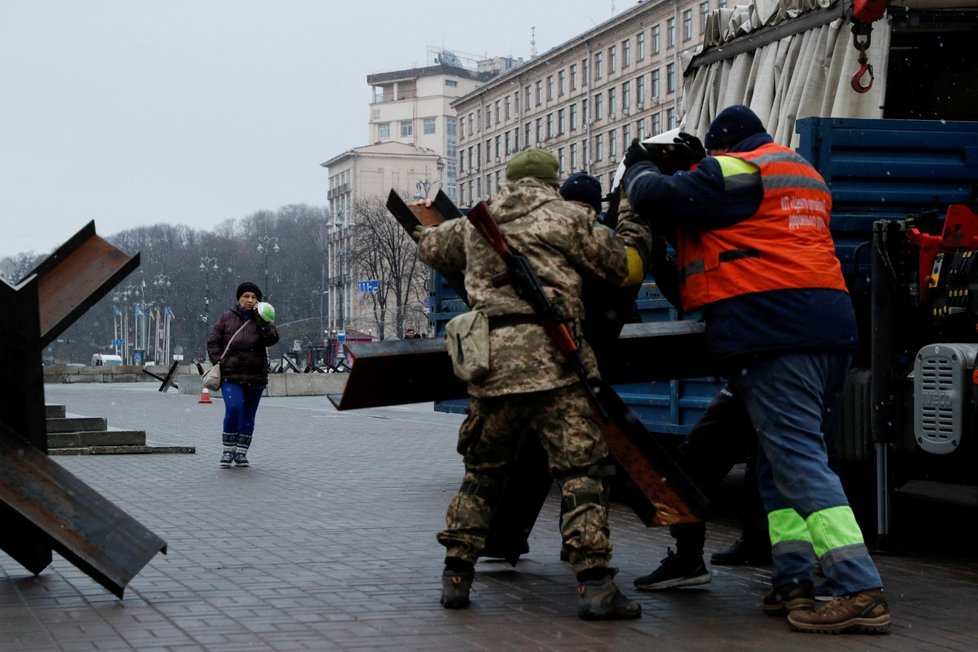 Ukrajinští vojáci pokládají protitankové zábrany poblíž kyjevského Náměstí Nezávislosti známého jako Majdan (3. 3. 2022)
