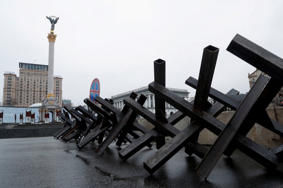 Ukrajinští vojáci pokládají protitankové zábrany poblíž kyjevského Náměstí Nezávislosti známého jako Majdan (3. 3. 2022)