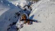 Ukrajinští vojáci trénují ve sněhu.