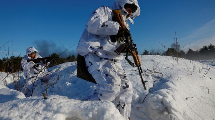 Ukrajinští vojáci trénují ve sněhu.