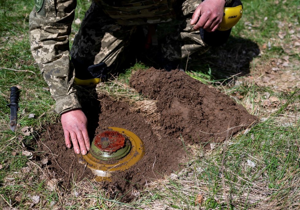 Ukrajinští vojáci pokračují v odklízení min po Rusech (4.5.2022)