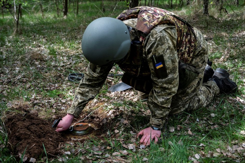 Ukrajinští vojáci pokračují v odklízení min po Rusech (4.5.2022)