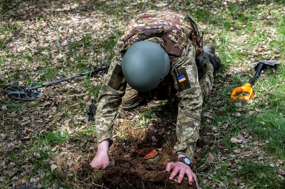Ukrajinští vojáci pokračují v odklízení min po Rusech (4.5.2022)