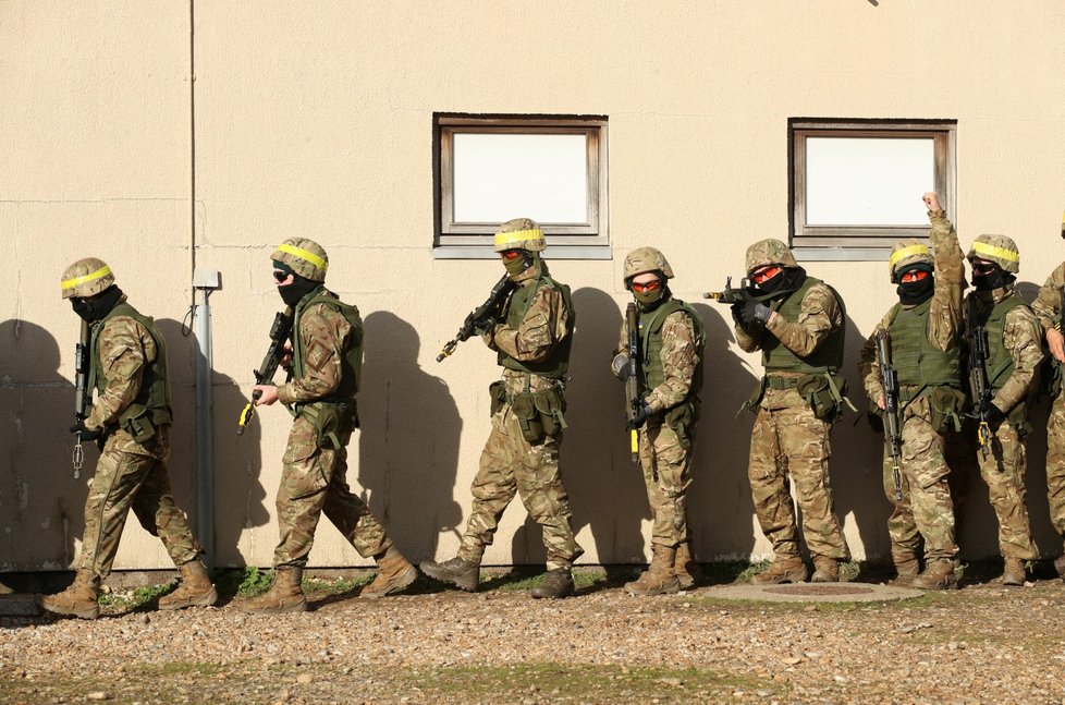 Britští vojáci doma cvičí ukrajinské kolegy.