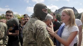 Ukrajinka dává v slzáh svému muži sbohem