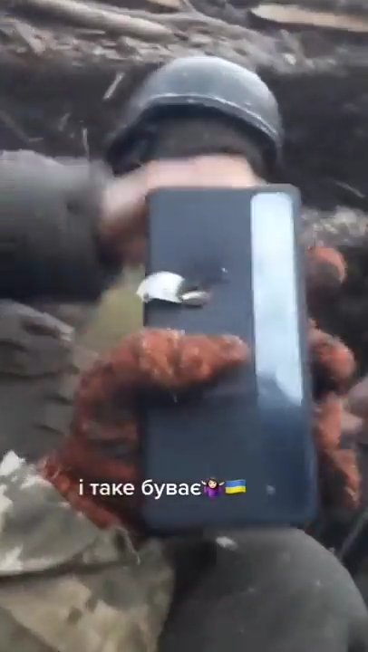 Ukrajinskému vojákovi zachránil život jeho mobilní telefon Samsung Galaxy, který zachytil ruskou kulku.