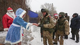Za ukrajinskými vojáky vyrazili dobrovolníci převlečení jako Děda Mráz a Sněhurka