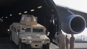 Ukrajinci převzali od Američanů vojenskou pomoc: Bojové vozy Humvee. Dohlížel na to i prezident Porošenko