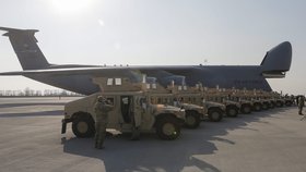 Ukrajinci převzali od Američanů vojenskou pomoc: Bojové vozy Humvee. Dohlížel na to i prezident Porošenko