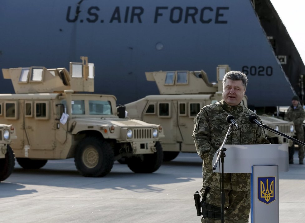 Ukrajinci převzali od Američanů vojenskou pomoc: bojové vozy Humvee. Dohlížel na to i prezident Porošenko