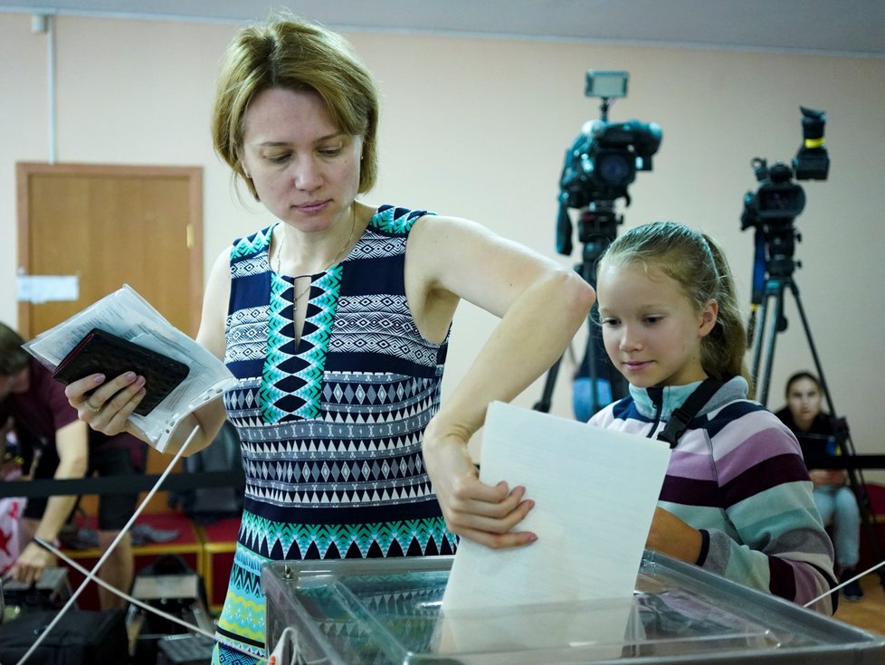 V neděli ráno začaly na Ukrajině předčasné parlamentní volby.