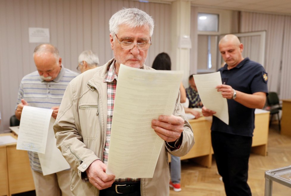 V neděli ráno začaly na Ukrajině předčasné parlamentní volby.