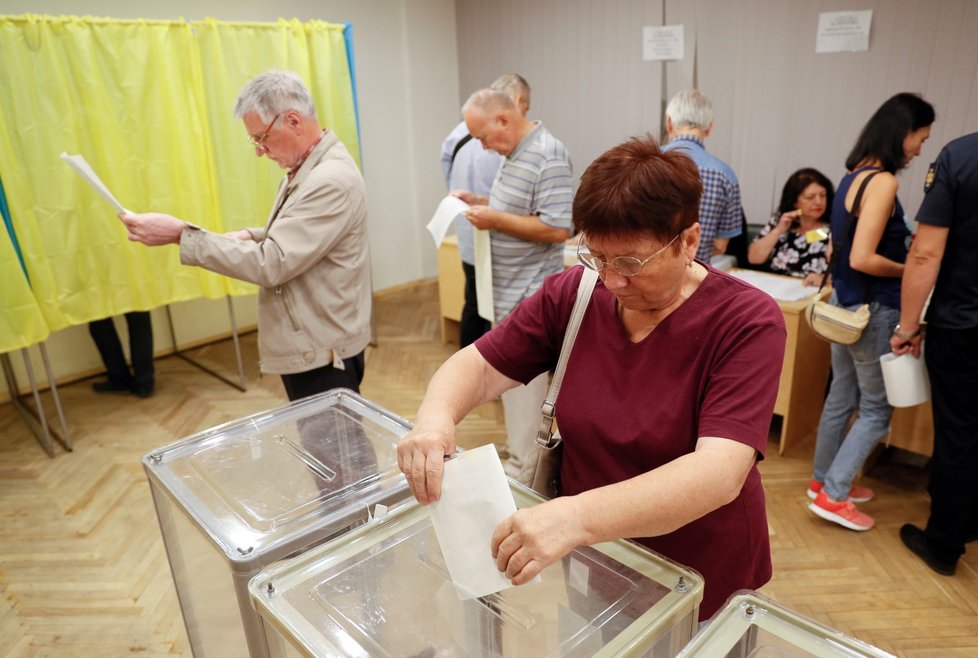 V neděli ráno začaly na Ukrajině předčasné parlamentní volby.