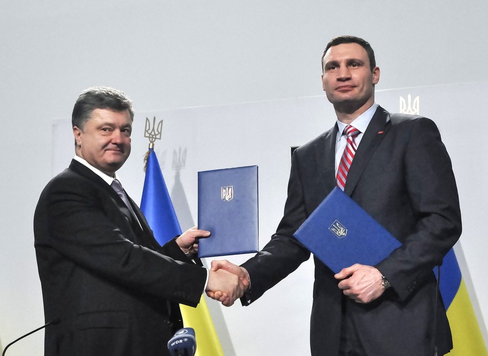 Legendární boxer Vitalij Kličko se vzdal kandidatury ve prospěch Petra Porošenka.