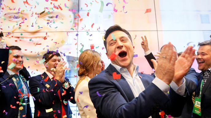 Nový ukrajinský prezident Volodymyr Zelenskyj slaví.