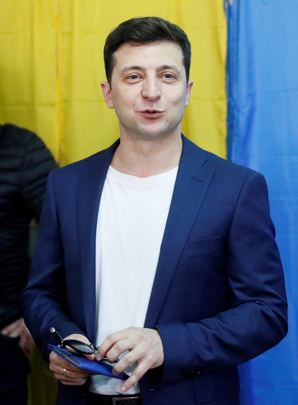 Na Ukrajině volí prezidenta. Favoritem druhého kola je komik Volodymyr Zelensky. (21.4.2019)