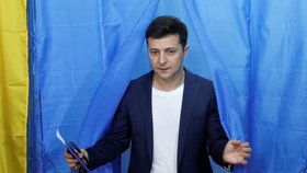Na Ukrajině volí prezidenta. Favoritem druhého kola je komik Volodymyr Zelensky. (21.4.2019)