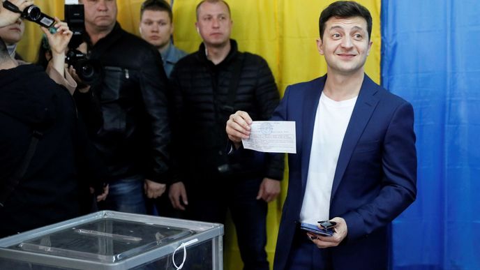 Na Ukrajině volí prezidenta. Favoritem druhého kola je komik Volodymyr Zelensky . (21.4.2019)