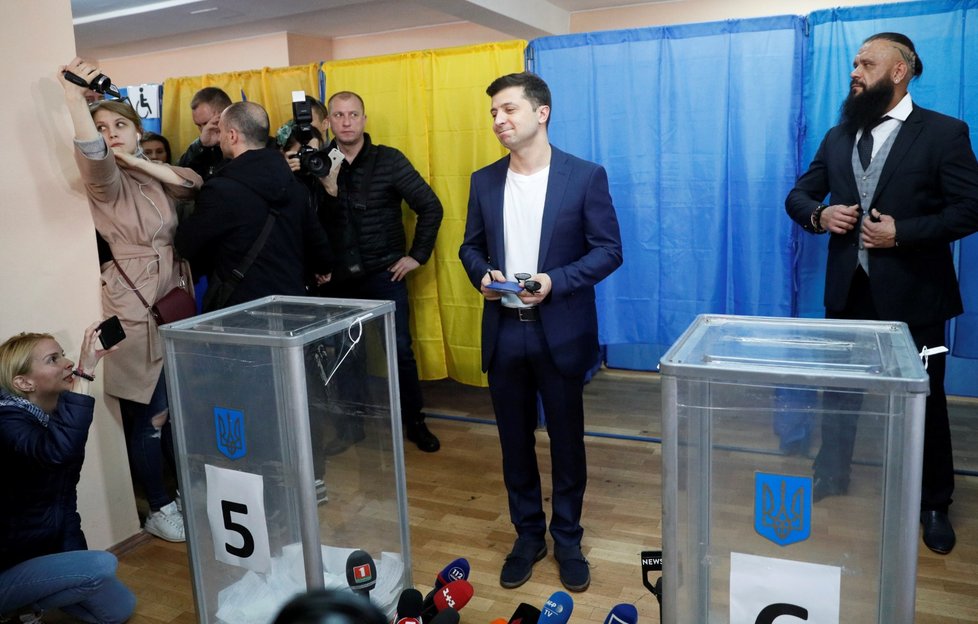 Na Ukrajině volí prezidenta. Favoritem druhého kola je komik Volodymyr Zelensky. (21.4.2019)