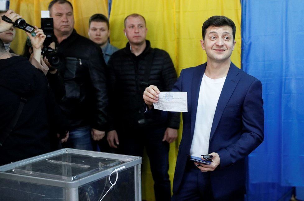 Na Ukrajině volí prezidenta. Favoritem druhého kola je komik Volodymyr Zelensky. (21.4.2019)